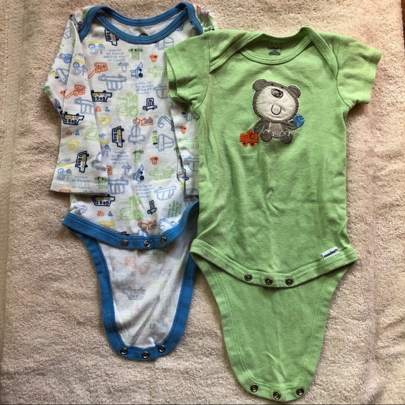 Gerber 12mos Set of 2 Onesies - Picture 1 of 3
